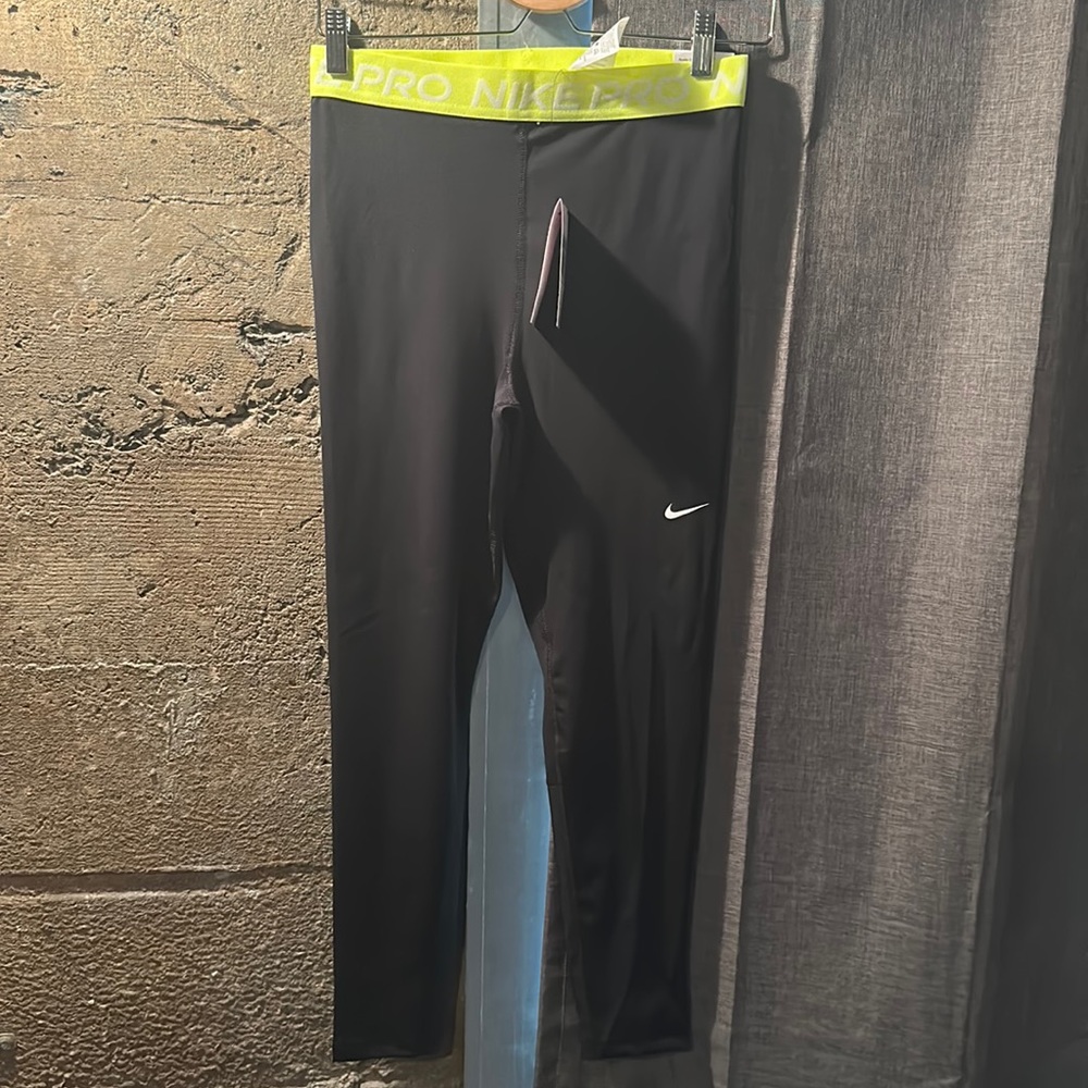 Medium Women’s Nike Pro Tight Fit High Rise 7/8 Length Leggings *New w/ Tag*